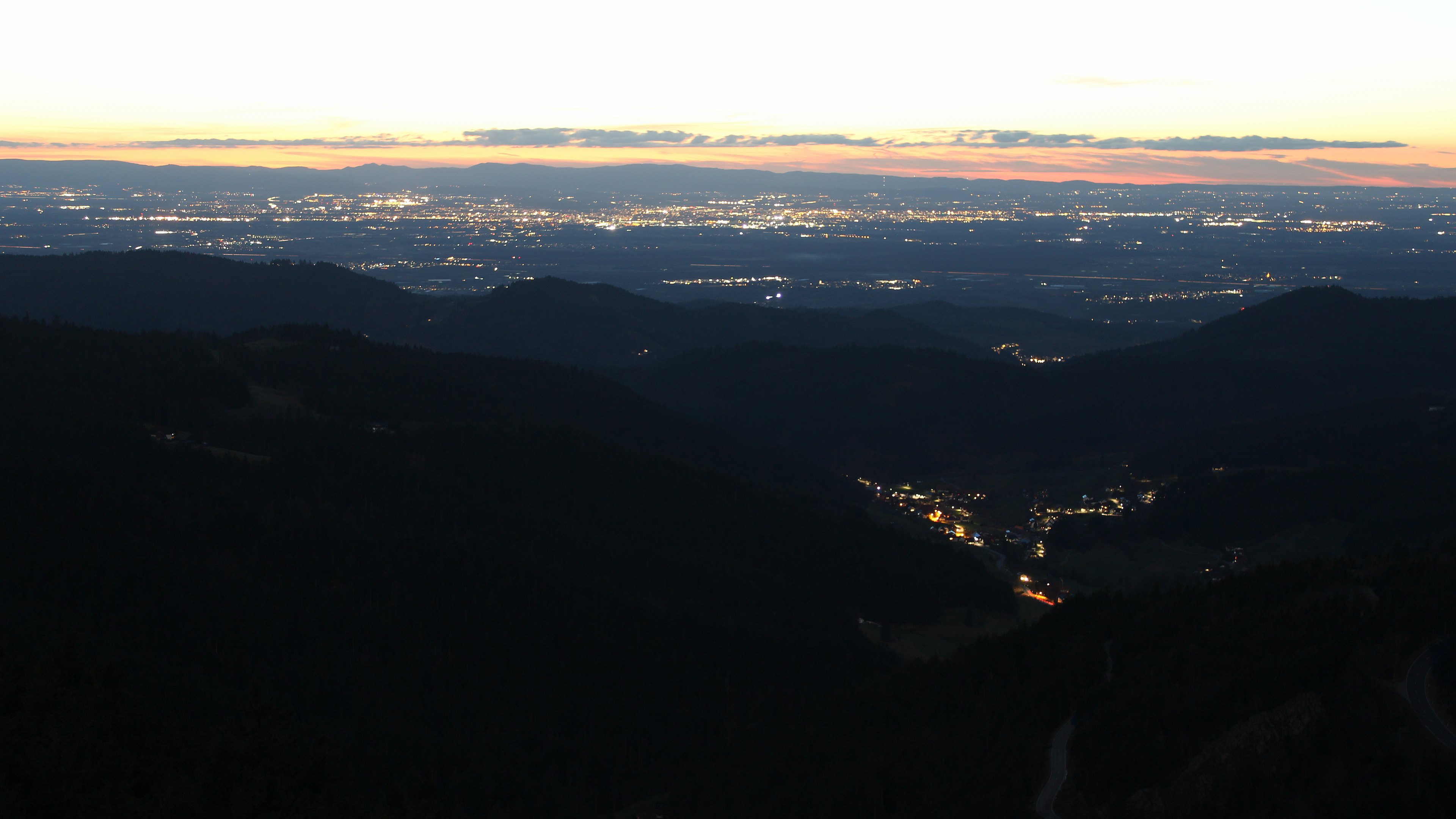 Dieses Bild zeigt eine Webcam-Aufnahme vom Achertal, aufgenommen am Sonntag, den 01.03.2026 um 19:00 Uhr. Die Temperatur betrug 6.9°C.