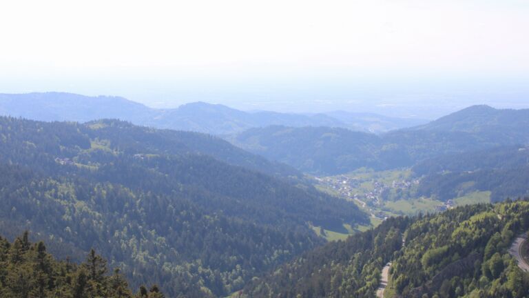 Dieses Bild zeigt eine Webcam-Aufnahme vom Achertal, aufgenommen am Samstag, den 02.05.2026 um 16:50 Uhr. Die Temperatur betrug 20.7°C.