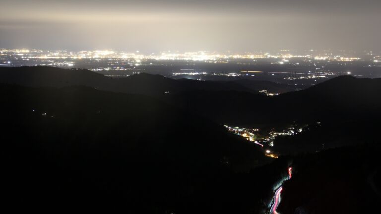 Dieses Bild zeigt eine Webcam-Aufnahme vom Achertal, aufgenommen am Mittwoch, den 29.10.2025 um 20:30 Uhr. Die Temperatur betrug 10.2°C.