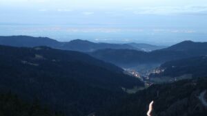 Dieses Bild zeigt eine Webcam-Aufnahme vom Achertal, aufgenommen am Samstag, den 20.12.2025 um 17:10 Uhr. Die Temperatur betrug 9.1°C.