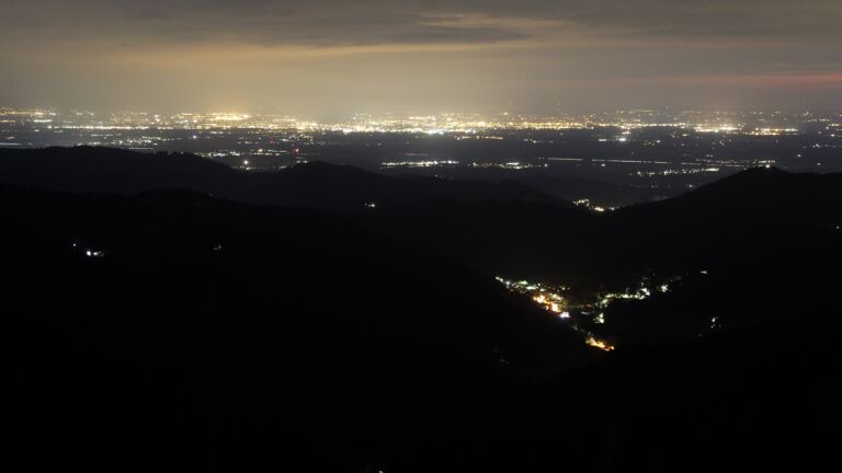 Dieses Bild zeigt eine Webcam-Aufnahme vom Achertal, aufgenommen am Samstag, den 23.08.2025 um 21:40 Uhr. Die Temperatur betrug 10.8°C.