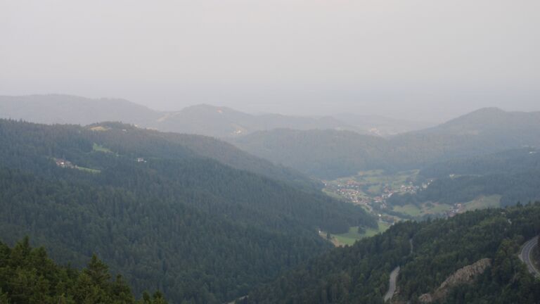 Dieses Bild zeigt eine Webcam-Aufnahme vom Achertal, aufgenommen am Samstag, den 16.08.2025 um 07:30 Uhr. Die Temperatur betrug 20.2°C.