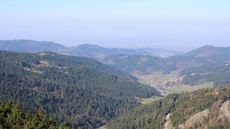 Dieses Bild zeigt eine Webcam-Aufnahme vom Achertal, aufgenommen am Freitag, den 20.03.2026 um 10:00 Uhr. Die Temperatur betrug 7.4°C.