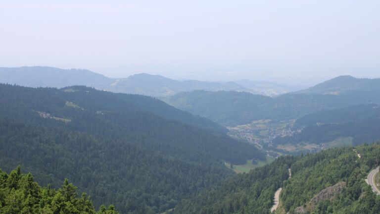 Dieses Bild zeigt eine Webcam-Aufnahme vom Achertal, aufgenommen am Samstag, den 14.06.2025 um 13:40 Uhr. Die Temperatur betrug 26.3°C.