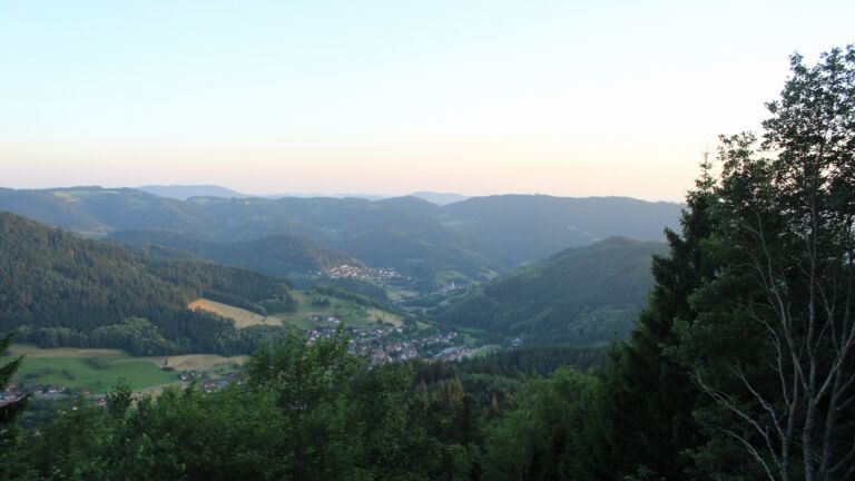 Dieses Bild zeigt eine Webcam-Aufnahme vom Achertal, aufgenommen am Mittwoch, den 24.06.2026 um 21:10 Uhr. Die Temperatur betrug 27.7°C.