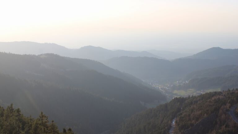 Dieses Bild zeigt eine Webcam-Aufnahme vom Achertal, aufgenommen am Donnerstag, den 26.02.2026 um 17:20 Uhr. Die Temperatur betrug 12.1°C.