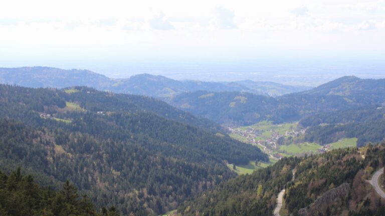 Dieses Bild zeigt eine Webcam-Aufnahme vom Achertal, aufgenommen am Donnerstag, den 16.04.2026 um 15:50 Uhr. Die Temperatur betrug 12.4°C.