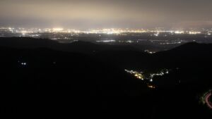 Dieses Bild zeigt eine Webcam-Aufnahme vom Achertal, aufgenommen am Sonntag, den 03.05.2026 um 22:10 Uhr. Die Temperatur betrug 11.2°C.