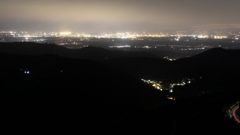 Dieses Bild zeigt eine Webcam-Aufnahme vom Achertal, aufgenommen am Sonntag, den 03.05.2026 um 22:10 Uhr. Die Temperatur betrug 11.2°C.