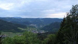 Dieses Bild zeigt eine Webcam-Aufnahme vom Achertal, aufgenommen am Montag, den 18.05.2026 um 21:20 Uhr. Die Temperatur betrug 9.5°C.