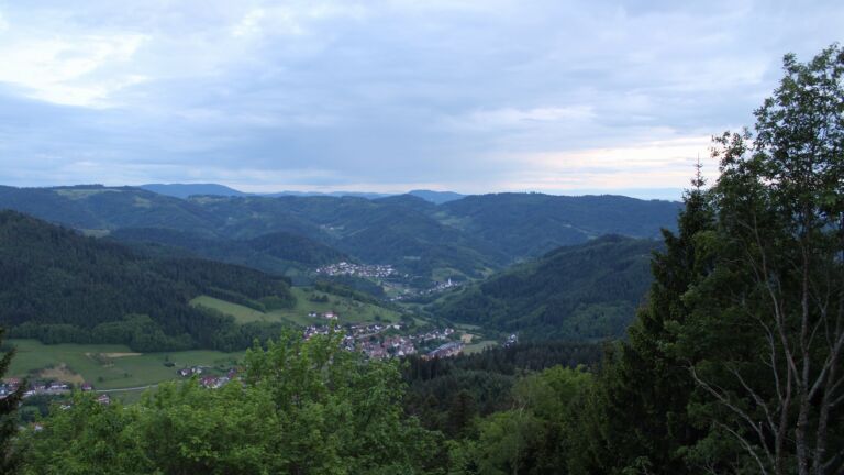Dieses Bild zeigt eine Webcam-Aufnahme vom Achertal, aufgenommen am Montag, den 18.05.2026 um 21:20 Uhr. Die Temperatur betrug 9.5°C.