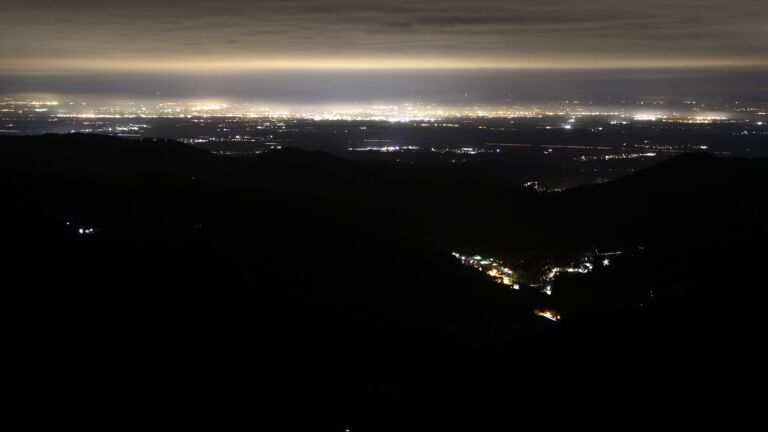 Dieses Bild zeigt eine Webcam-Aufnahme vom Achertal, aufgenommen am Donnerstag, den 16.10.2025 um 23:30 Uhr. Die Temperatur betrug 5.4°C.