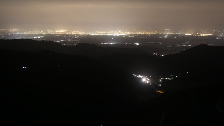 Dieses Bild zeigt eine Webcam-Aufnahme vom Achertal, aufgenommen am Samstag, den 15.11.2025 um 05:50 Uhr. Die Temperatur betrug 12.1°C.