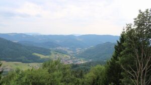 Dieses Bild zeigt eine Webcam-Aufnahme vom Achertal, aufgenommen am Mittwoch, den 15.07.2026 um 15:50 Uhr. Die Temperatur betrug 26.5°C.