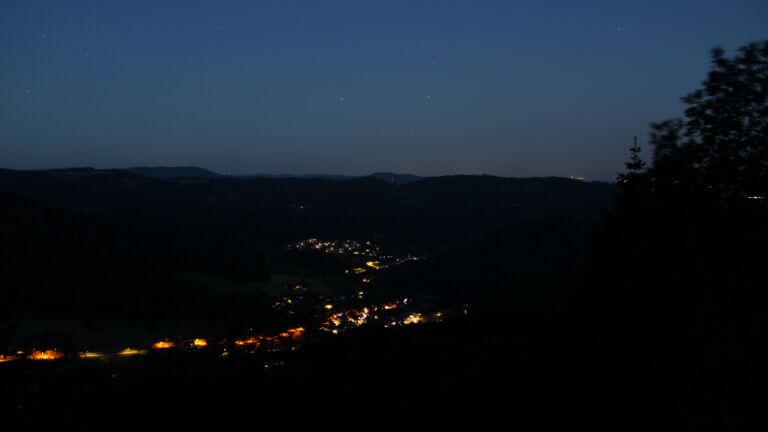 Dieses Bild zeigt eine Webcam-Aufnahme vom Achertal, aufgenommen am Freitag, den 29.05.2026 um 04:20 Uhr. Die Temperatur betrug 17.5°C.