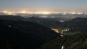 Dieses Bild zeigt eine Webcam-Aufnahme vom Achertal, aufgenommen am Donnerstag, den 30.04.2026 um 22:30 Uhr. Die Temperatur betrug 6.5°C.