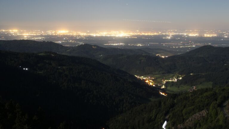 Dieses Bild zeigt eine Webcam-Aufnahme vom Achertal, aufgenommen am Donnerstag, den 30.04.2026 um 22:30 Uhr. Die Temperatur betrug 6.5°C.