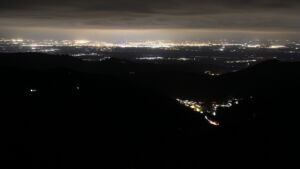 Dieses Bild zeigt eine Webcam-Aufnahme vom Achertal, aufgenommen am Sonntag, den 05.04.2026 um 23:30 Uhr. Die Temperatur betrug 6.5°C.