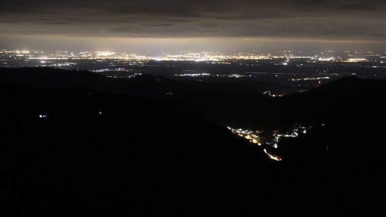 Dieses Bild zeigt eine Webcam-Aufnahme vom Achertal, aufgenommen am Sonntag, den 05.04.2026 um 23:30 Uhr. Die Temperatur betrug 6.5°C.