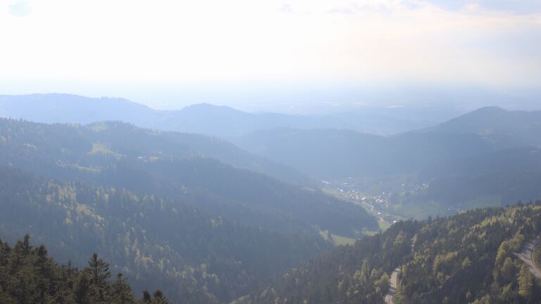 Dieses Bild zeigt eine Webcam-Aufnahme vom Achertal, aufgenommen am Dienstag, den 21.04.2026 um 18:00 Uhr. Die Temperatur betrug 4.9°C.