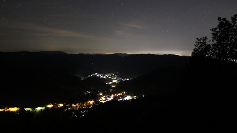 Dieses Bild zeigt eine Webcam-Aufnahme vom Achertal, aufgenommen am Donnerstag, den 15.10.2026 um 03:30 Uhr. Die Temperatur betrug 12.9°C.