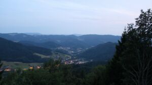 Dieses Bild zeigt eine Webcam-Aufnahme vom Achertal, aufgenommen am Dienstag, den 14.07.2026 um 22:00 Uhr. Die Temperatur betrug 24.2°C.