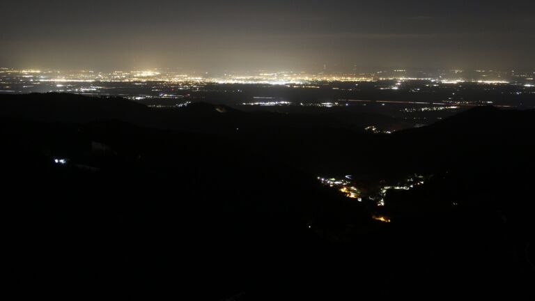 Dieses Bild zeigt eine Webcam-Aufnahme vom Achertal, aufgenommen am Freitag, den 16.01.2026 um 04:30 Uhr. Die Temperatur betrug 4.9°C.