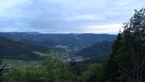 Dieses Bild zeigt eine Webcam-Aufnahme vom Achertal, aufgenommen am Montag, den 18.05.2026 um 21:30 Uhr. Die Temperatur betrug 9.4°C.
