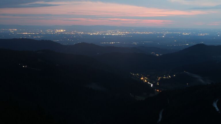 Dieses Bild zeigt eine Webcam-Aufnahme vom Achertal, aufgenommen am Montag, den 14.07.2025 um 22:20 Uhr. Die Temperatur betrug 15.5°C.