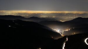 Dieses Bild zeigt eine Webcam-Aufnahme vom Achertal, aufgenommen am Samstag, den 27.12.2025 um 19:00 Uhr. Die Temperatur betrug 3.2°C.