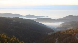 Dieses Bild zeigt eine Webcam-Aufnahme vom Achertal, aufgenommen am Mittwoch, den 03.12.2025 um 16:00 Uhr. Die Temperatur betrug 5.6°C.