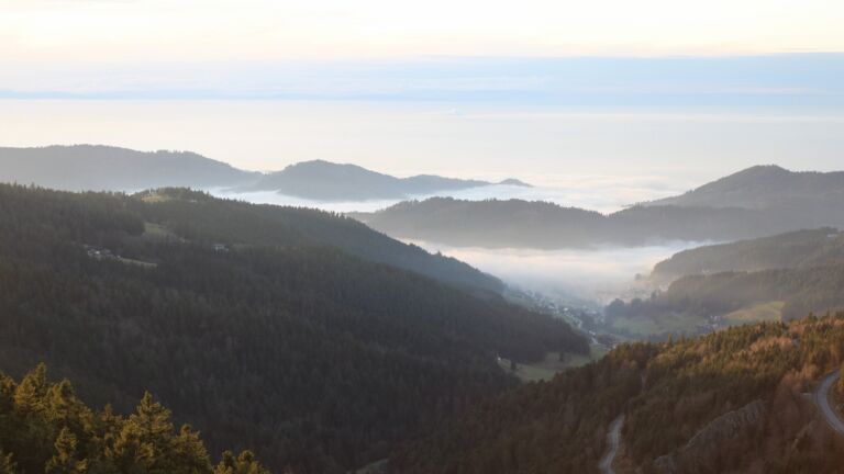 Dieses Bild zeigt eine Webcam-Aufnahme vom Achertal, aufgenommen am Mittwoch, den 03.12.2025 um 16:00 Uhr. Die Temperatur betrug 5.6°C.