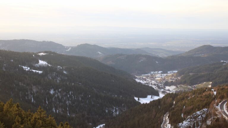 Dieses Bild zeigt eine Webcam-Aufnahme vom Achertal, aufgenommen am Dienstag, den 13.01.2026 um 16:20 Uhr. Die Temperatur betrug 7.1°C.