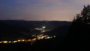 Dieses Bild zeigt eine Webcam-Aufnahme vom Achertal, aufgenommen am Samstag, den 20.06.2026 um 23:10 Uhr. Die Temperatur betrug 26.8°C.