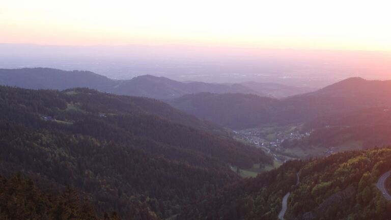 Dieses Bild zeigt eine Webcam-Aufnahme vom Achertal, aufgenommen am Sonntag, den 11.05.2025 um 20:50 Uhr. Die Temperatur betrug 13.4°C.
