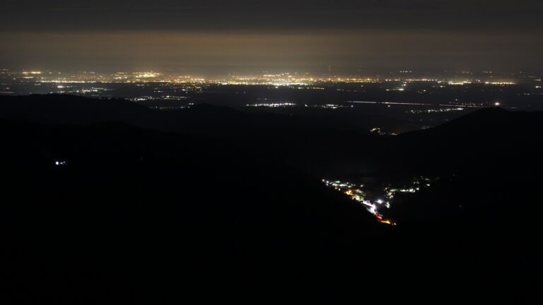 Dieses Bild zeigt eine Webcam-Aufnahme vom Achertal, aufgenommen am Donnerstag, den 16.04.2026 um 04:00 Uhr. Die Temperatur betrug 6.9°C.