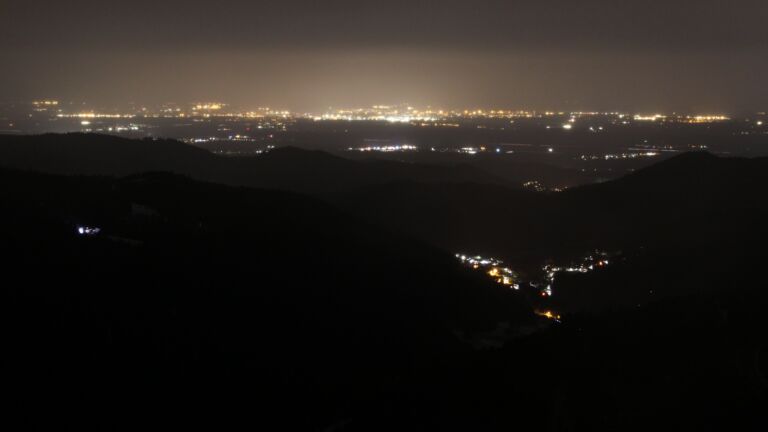 Dieses Bild zeigt eine Webcam-Aufnahme vom Achertal, aufgenommen am Donnerstag, den 15.01.2026 um 00:30 Uhr. Die Temperatur betrug 4.8°C.