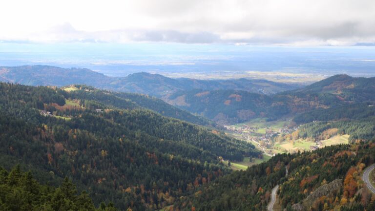 Dieses Bild zeigt eine Webcam-Aufnahme vom Achertal, aufgenommen am Dienstag, den 28.10.2025 um 13:50 Uhr. Die Temperatur betrug 6.3°C.