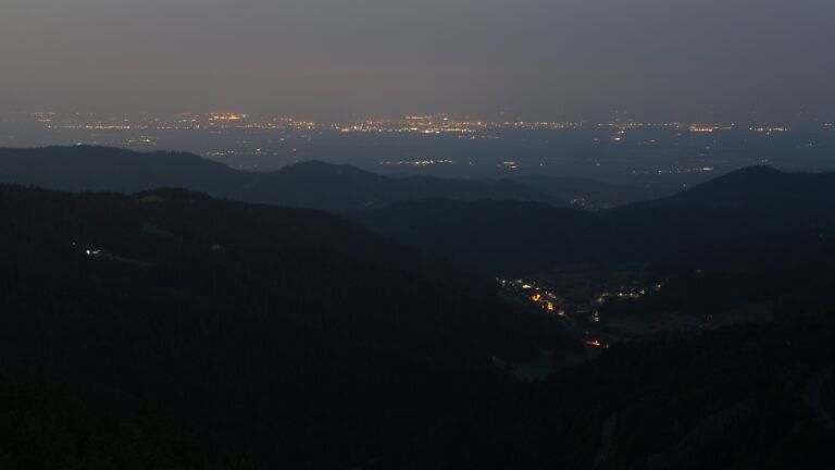 Dieses Bild zeigt eine Webcam-Aufnahme vom Achertal, aufgenommen am Sonntag, den 10.08.2025 um 05:20 Uhr. Die Temperatur betrug 17.1°C.