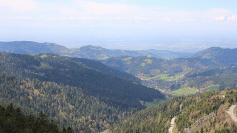 Dieses Bild zeigt eine Webcam-Aufnahme vom Achertal, aufgenommen am Freitag, den 17.04.2026 um 13:20 Uhr. Die Temperatur betrug 15.6°C.