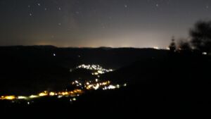 Dieses Bild zeigt eine Webcam-Aufnahme vom Achertal, aufgenommen am Donnerstag, den 13.08.2026 um 00:30 Uhr. Die Temperatur betrug 23.3°C.