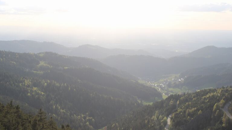 Dieses Bild zeigt eine Webcam-Aufnahme vom Achertal, aufgenommen am Sonntag, den 19.04.2026 um 19:10 Uhr. Die Temperatur betrug 7.7°C.