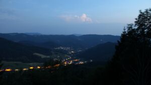 Dieses Bild zeigt eine Webcam-Aufnahme vom Achertal, aufgenommen am Samstag, den 27.06.2026 um 22:30 Uhr. Die Temperatur betrug 30.9°C.