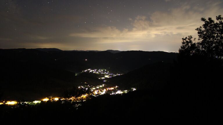 Dieses Bild zeigt eine Webcam-Aufnahme vom Achertal, aufgenommen am Mittwoch, den 05.08.2026 um 23:30 Uhr. Die Temperatur betrug 21.6°C.