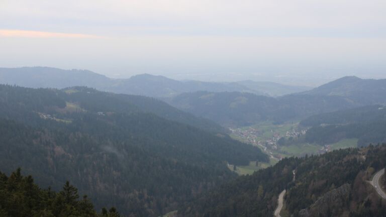 Dieses Bild zeigt eine Webcam-Aufnahme vom Achertal, aufgenommen am Freitag, den 10.04.2026 um 18:30 Uhr. Die Temperatur betrug 7.1°C.