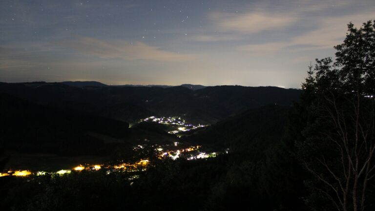 Dieses Bild zeigt eine Webcam-Aufnahme vom Achertal, aufgenommen am Montag, den 06.07.2026 um 01:30 Uhr. Die Temperatur betrug 16.1°C.