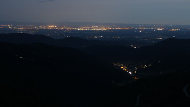 Dieses Bild zeigt eine Webcam-Aufnahme vom Achertal, aufgenommen am Sonntag, den 08.06.2025 um 22:30 Uhr. Die Temperatur betrug 7.2°C.