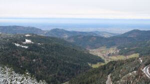 Dieses Bild zeigt eine Webcam-Aufnahme vom Achertal, aufgenommen am Freitag, den 28.11.2025 um 09:50 Uhr. Die Temperatur betrug 2.7°C.