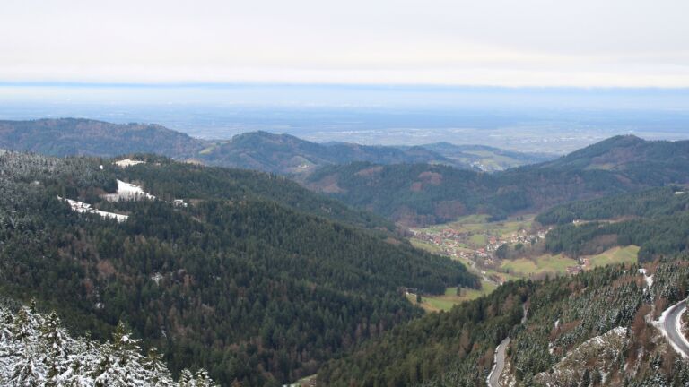 Dieses Bild zeigt eine Webcam-Aufnahme vom Achertal, aufgenommen am Freitag, den 28.11.2025 um 09:50 Uhr. Die Temperatur betrug 2.7°C.