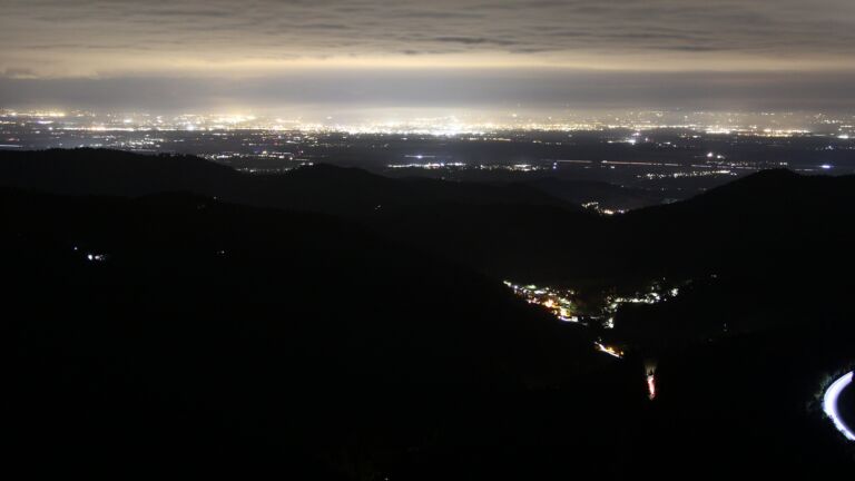 Dieses Bild zeigt eine Webcam-Aufnahme vom Achertal, aufgenommen am Freitag, den 17.10.2025 um 22:00 Uhr. Die Temperatur betrug 5.9°C.